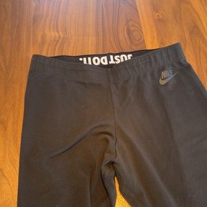 Nike woman’s tights sz medium 27” inseam